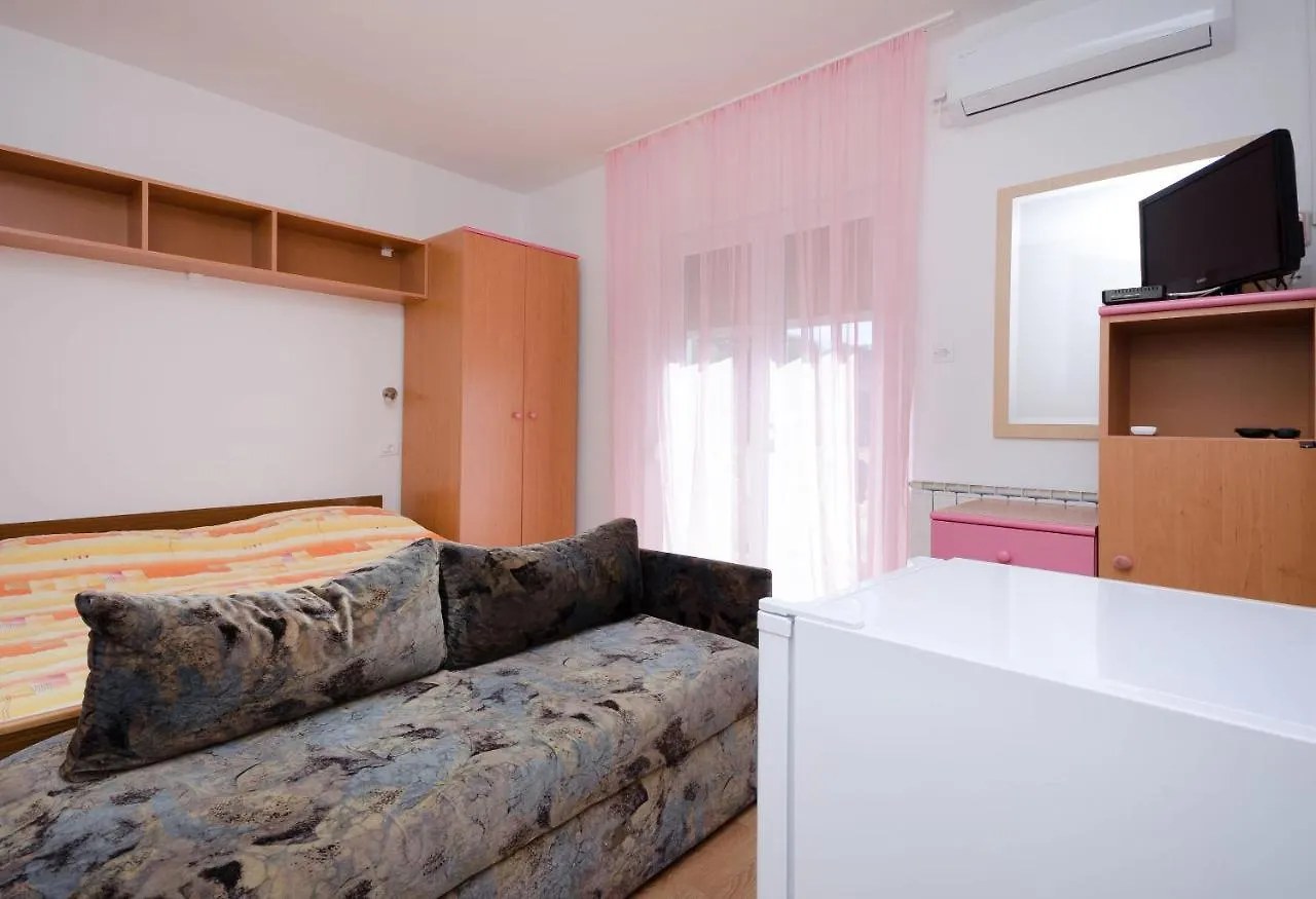 Rooms Lili Palit 3*,  Croacia